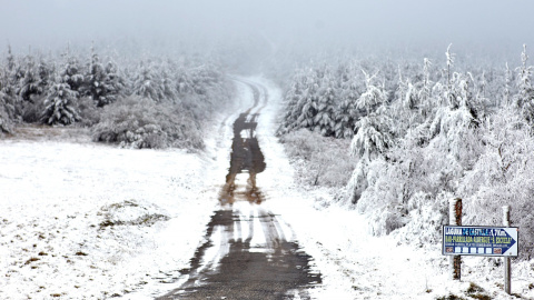 Una carretera de montaña cubierta de nieve en O Cebreiro. EFE/Eliseo Trigo Una carretera de montaña cubierta de nieve en O Cebreiro. EFE/Eliseo Trigo