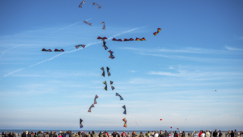 Personas participan en el Festival Internacional de Cometas en Berck-sur-Mer, en el norte de Francia. PHILIPPE HUGUEN / AFP