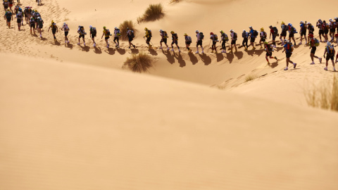 Personas participan en la Maratón de las Arenas en el sur del desierto del Sahara marroquí. JEAN-PHILIPPE Książek / AFP