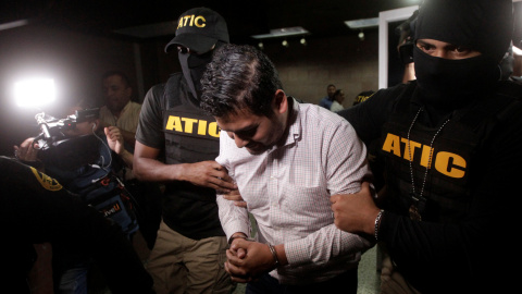 El exdirectivo de la hidroeléctrica Desarrollos Energeticos (DESA), Roberto David Castillo, arrestado por agentes de la policía hondureña por su supuesta participación en el asesinato de Berta Caceres. REUTERS/Jorge Cabrera El exdirectivo de la hidroeléctrica Desarrollos Energeticos (DESA), Roberto David Castillo, arrestado por agentes de la policía hondureña por su supuesta participación en el asesinato de Berta Caceres. REUTERS/Jorge Cabrera