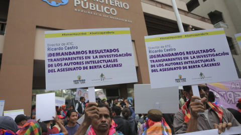 Integrantes del Consejo Cívico de Organizaciones Populares e Indígenas de Honduras, realizan un plantón en las instalaciones del Ministerio Público en Tegucigalpa (Honduras), donde exigen justicia para la ambientalista Berta Cáceres. EFE/Gu Integrantes del Consejo Cívico de Organizaciones Populares e Indígenas de Honduras, realizan un plantón en las instalaciones del Ministerio Público en Tegucigalpa (Honduras), donde exigen justicia para la ambientalista Berta Cáceres. EFE/Gu