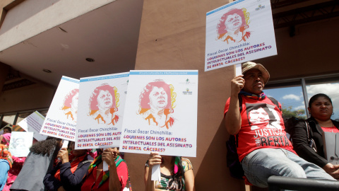 Integrantes del Consejo Cívico de Organizaciones Populares e Indígenas de Honduras, realizan un plantón en las instalaciones del Ministerio Público en Tegucigalpa (Honduras), donde exigen justicia para la ambientalista Berta Cáceres. REUTER Integrantes del Consejo Cívico de Organizaciones Populares e Indígenas de Honduras, realizan un plantón en las instalaciones del Ministerio Público en Tegucigalpa (Honduras), donde exigen justicia para la ambientalista Berta Cáceres. REUTER