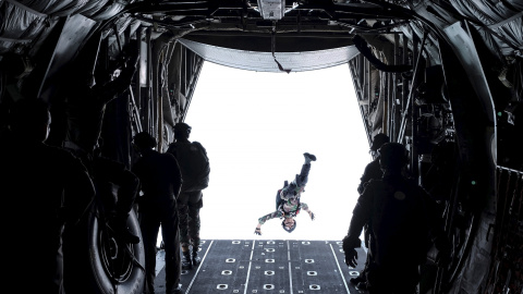 Un soldado de Indonesia salta de la parte posterior de un avión de transporte de las Fuerzas Aéreas durante un ejercicio de entrenamiento de paracaidistas en Tarakan, provincia de Kalimantan del Norte, Indonesia. REUTERS/Fadlansyah/Antara