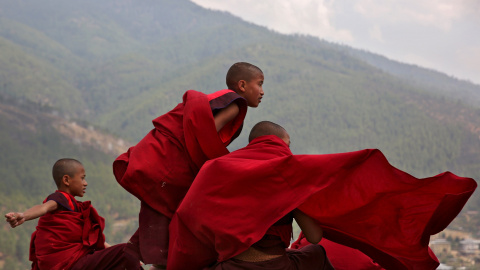 Unos monjes jóvenes juegan durante el recreo. Templo de Changangkha Lhakhang en Timbu, Bután. REUTERS/Cathal McNaughton