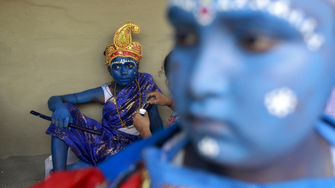 Una chica hindú se pinta la cara antes de participar en un ritual como parte de la fiesta religiosa anual Shiva Gajan en las afueras de Agartala.  REUTERS/Jayanta Dey