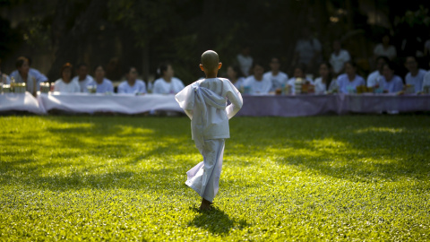 Un niño camina en el centro de meditación Sathira-Dhammasathan budista durante el festival de Songkran en Bangkok, Tailandia. REUTERS/Athit Perawongmetha