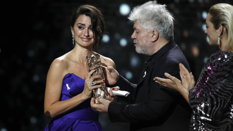 Penelope Cruz recibe el Cesar de Honor de manos de Pedro Almodovar, mientras la actriz Marion Cotillard aplaude, durante la gala de entrega de los premios del cine francés. EFE/EPA/YOAN VALAT Penelope Cruz recibe el Cesar de Honor de manos de Pedro Almodovar, mientras la actriz Marion Cotillard aplaude, durante la gala de entrega de los premios del cine francés. EFE/EPA/YOAN VALAT
