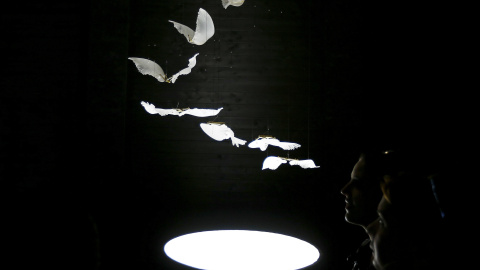 Visitantes miran una creación durante una exposición de instalaciones mecánicas de cristal en la Milan Design Week. REUTERS/Stefano Rellandini