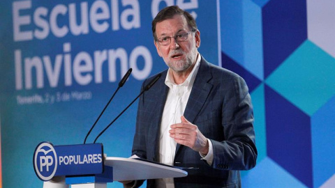 El presidente del Gobierno y del Partido Popular, Mariano Rajoy, durante su intervención en la Escuela de Invierno del Partido Popular de Canarias, celebrada hoy en Santa Cruz de Tenerife. EFE/Cristóbal García El presidente del Gobierno y del Partido Popular, Mariano Rajoy, durante su intervención en la Escuela de Invierno del Partido Popular de Canarias, celebrada hoy en Santa Cruz de Tenerife. EFE/Cristóbal García