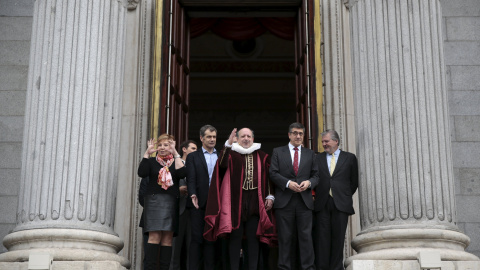 El actor Manuel Tallafe (centro), se viste de Miguel de Cervantes en el Congreso de los Diputados para conmemorar el 400 aniversario de la muerte del escritor español, Madrid. REUTERS/Andrea Comas