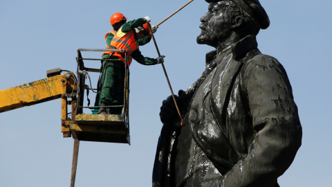 Unos trabajadores limpian la estatua de Vladimir Lenin en el 146 aniversario de su nacimiento, en Krasnoyarsk, Siberia, Rusia. REUTERS/Ilya Naymushin