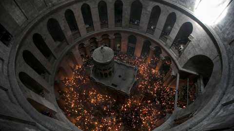 Los fieles sostienen velas durante su participación en la ceremonia cristiana ortodoxa Fuego Santo en la Iglesia del Santo Sepulcro en Jerusalén. /BAZ RATNER (REUTERS)