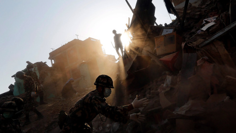 Personal del Ejército de Nepal y supervivientes del terremoto buscan pertenencias en una casa derrumbada en Sankhu, a las afueras de Katmandú.- ADNAN ABIDI (REUTERS)