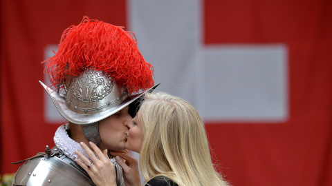 Un miembro de la guardia suiza del Vaticano besa a su esposa entes de una ceremonia de juramento en el Vaticano.- ETTORE FERRARI (REUTERS)