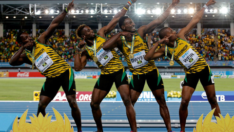 El equipo de relevos de Jamaica posa ante las cámaras tras ganar, durante el Campeonato Mundial de la IAAF, en Nassau (Bahamas).- MIKE SEGAR (REUTERS)