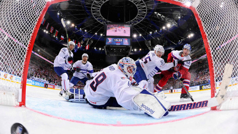 Una imagen durante un partido del Campeonato del Mundo de hockey sobre hielo en el estadio O2 de Praga (República Checa).- JONATHAN NACKSTRAND (REUTERS)