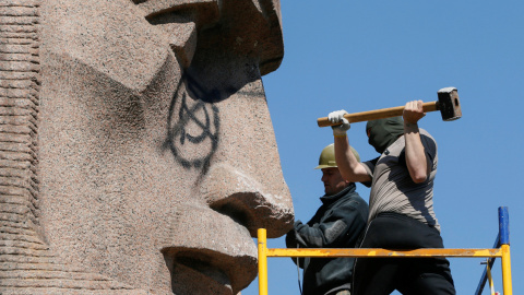 Activistas ucranianos derriban un monumento en homenaje a los trabajadores del Comité de Seguridad del Estado en Kiev, Ucrania. EFE/Roman Pilipey