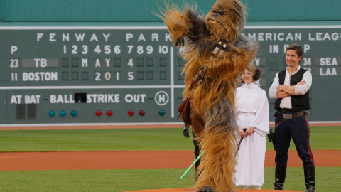 Varias personas vestidas como personajes de Star Wars durante el lanzamiento de honor (efectuado por Chewbacca) antes de un partido de béisbol en Boston (Massachusetts, EEUU).- BRIAN SNYDER