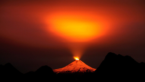 El volcán Villarrica, visto por la noche desde la ciudad de Pucón (Chile).- CRISTÓBAL SAAVEDRA (REUTERS)