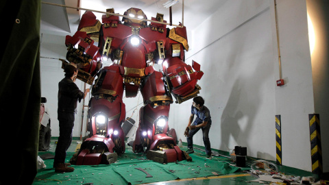 Xing Yile, profesor de arte de una escuela secundaria, trabaja con un amigo en una réplica casera de la armadura 'Hulkbuster' de Iron Man, en un estacionamiento subterráneo, en Zhengzhou (China).- REUTERS/STR