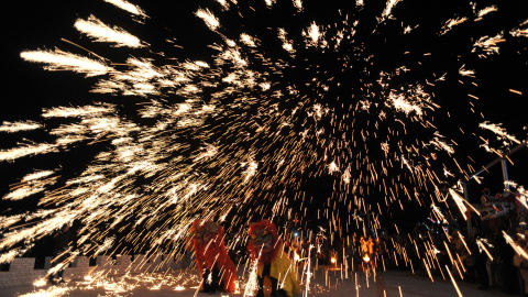 Bailarines realizan una danza durante una actuación en el condado de Pinglu, China. REUTERS