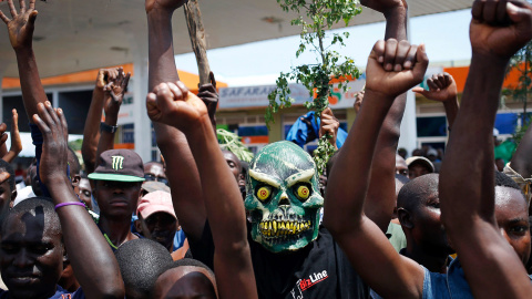 Un manifestante oculta su identidad tras una máscara, durante una de las protestas en Bujumbura, contra la decisión del presidente de Burundi, Pierre Nkurunziza, de presentarse a una tercera reelección pese a la prohibición de la constituci