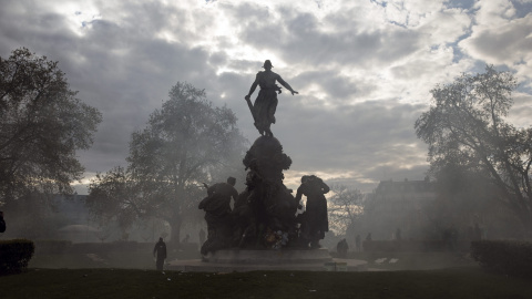 Un grupo de manifestantes se enfrentan a la policía durante una manifestación contra la reforma laboral del Gobierno socialista en la Plaza de la Nación en París. EFE/Etienne Laurent