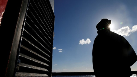 Uno de los 32 migrantes rescatados por el Sea Watch 3. REUTERS/Darrin Zammit Uno de los 32 migrantes rescatados por el Sea Watch 3. REUTERS/Darrin Zammit