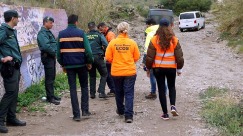 Agentes de la Guardia Civil participan en la búsqueda de Gabriel Cruz, el niño de 8 años desaparecido el pasado martes en Las Hortichuelas, en Níjar (Almería). EFE/Ricardo Garcia Agentes de la Guardia Civil participan en la búsqueda de Gabriel Cruz, el niño de 8 años desaparecido el pasado martes en Las Hortichuelas, en Níjar (Almería). EFE/Ricardo Garcia