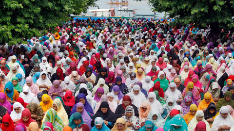Mujeres musulmanas de Cachemira rezan oraciones durante el viernes siguiente a las celebraciones para el "Meeraj-un-Nabi, en un santuario en Srinagar (India).- DANISH ISMAIL (REUTERS)