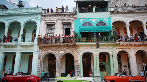 La gente contempla desde los balcones el primer desfile de la casa de moda Chanel en La Habana, Cuba. REUTERS/Alexandre Meneghini