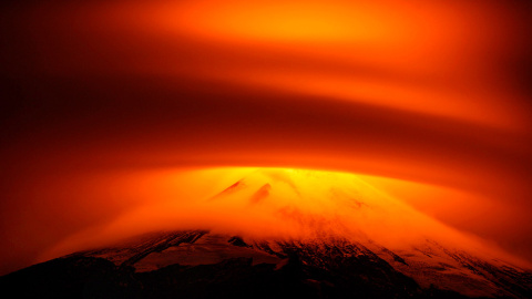 El volcán Villarrica, parcialmente cubierto de nubes en Pucón (Chile).- CHRISTÓBAL SAAVEDRA (REUTERS)