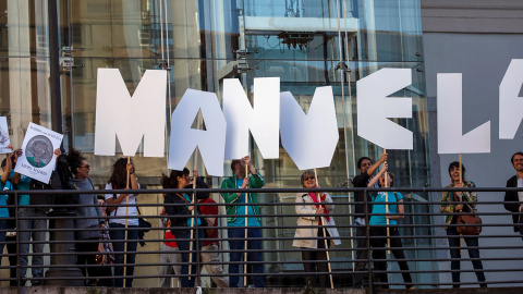 Un grupo de simpatizantes de la candidata de Ahora Madrid a la alcaldía de Madrid, Manuela Carmena, forman su nombre durante un acto en la campaña electoral.- SERGIO PÉREZ (REUTERS)
