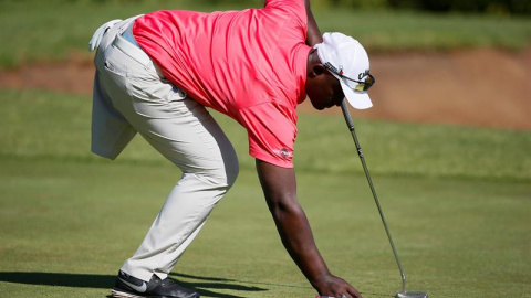 El golfista discapacitado dominicano Manual De Los Santos coloca la bola durante el torneo para minusválidos de Nedbank que se disputa en Zwartkop, Sudáfrica. EFE/Nic Bothma