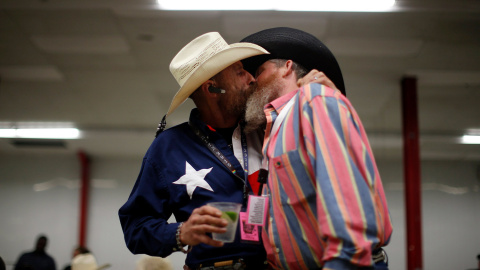 Gordon Satterly, de 61 años, besa a su marido Richard Brand, de 53 años, en Texas, durante el un rodeo organizado por la Asociación Internacional Rodeo Gay en Arkansas (EEUU).- LUCY NICHOLSON (REUTERS)