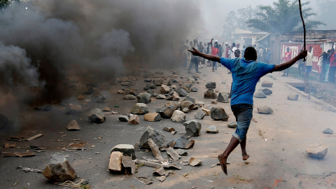 Un manifestante pasa por delante de una barricada durante una protesta contra el presidente de Burundi, en Bujumbura.- GORAN TOMASEVIC (REUTERS)