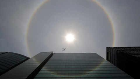 Un avion vuela ante un halo solar en la Ciudad de México.- HENRY ROMERO (REUTERS)