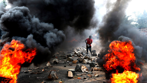 Un manifestante prepara una barricada durante una protesta contra el presidente de Burundi, Pierre Nkunziza, y su candidatura para un tercer mandato en Bujumbura (Burundi).- GORAN TOMÁSEVIC (REUTERS)