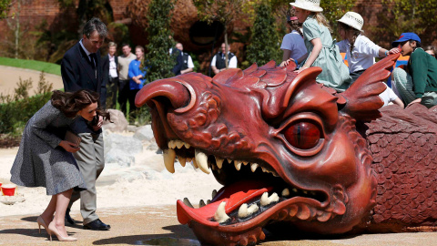 La duquesa de Cambridge visita el Jardín Mágico del Palacio de las Cortes de Hampton, cerca de Londres, Inglaterra. REUTERS/Stefan Wermuth