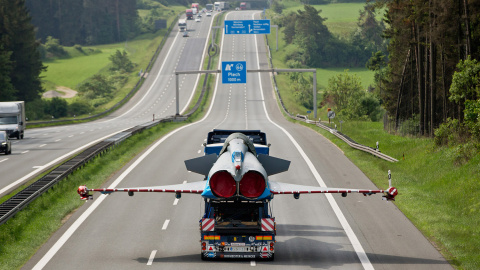Un avión Eurofighter dañado es transportado por carretera a una fábrica en Manching, al sur de Alemania.- DANIEL KARMANN (AFP)