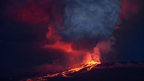 El volcán Wolf arroja humo y lava en la isla Isabel, en las Galápagos (Ecuador).- DIEGO PAREDES (REUTERS)