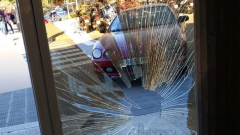 Un conductor ha empotrado su coche contra la puerta de las instalaciones de TV3.- @COROGEMMA Un conductor ha empotrado su coche contra la puerta de las instalaciones de TV3.- @COROGEMMA