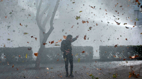 Un estudiante, mojado por un cañón de agua de la Policía antidisturbios durante una manifestación para exigir cambios en el sistema educativo en Santiago (Chile).- PABLO SANHUEZA (REUTERS)