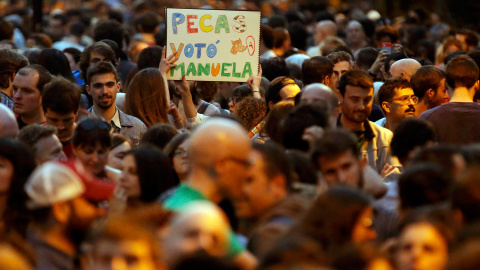 Un partidario de Ahora Madrid levanta un cartel, en el lugar de celebración de la coalición madrileña, tras las elecciones del 24-M, en Madrid.- PAUL HANNA (REUTERS)