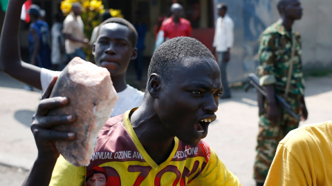 Un manifestante con una piedra durante una protesta contra el presidente de Burundi, que pretende postularse para un tercer mandato.- GORAN TOMASEVIC (REUTERS)