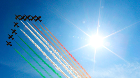 El Frecce Tricolori, el escuadrón acrobático italiano, realiza una pasada sobre el centro de Roma durante el desfile militar del día de la República.- ALESSANDRO BIANCHI (REUTERS)