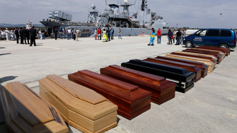 Ataúdes vacíos preparados en el puerto siciliano de Augusta (Italia). Los cadáveres de 17 inmigrantes fueron recuperados y trasladados por un buque de la marina italiana.- ANTONIO PARRINELLO (REUTERS)