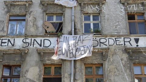 Un cartel reza "No hay espacio para un nuevo arrendatario" en el edificio House 206 en el centro de Berlín. La policía desalojó el edificio que ha permanecido okupado desde principios de los años 90. EFE/Paul Zinke