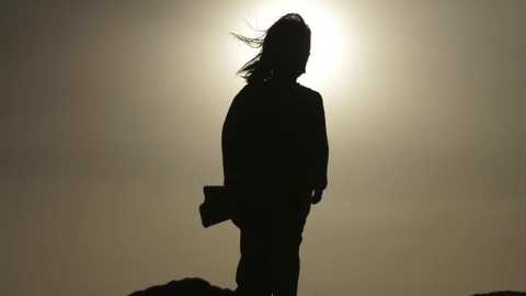 Vista de la silueta de una niña desplazada frente al sol, en un refugio temporal de Herat, Afganistán. EFE/Jalil Rezayee
