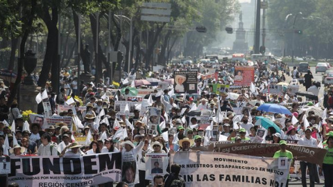 Familiares de personas desaparecidas participan en la V Marcha de la Dignidad Nacional hoy, martes 10 de mayo de 2016, en el centro de Ciudad de México (México). EFE/Alex Cruz